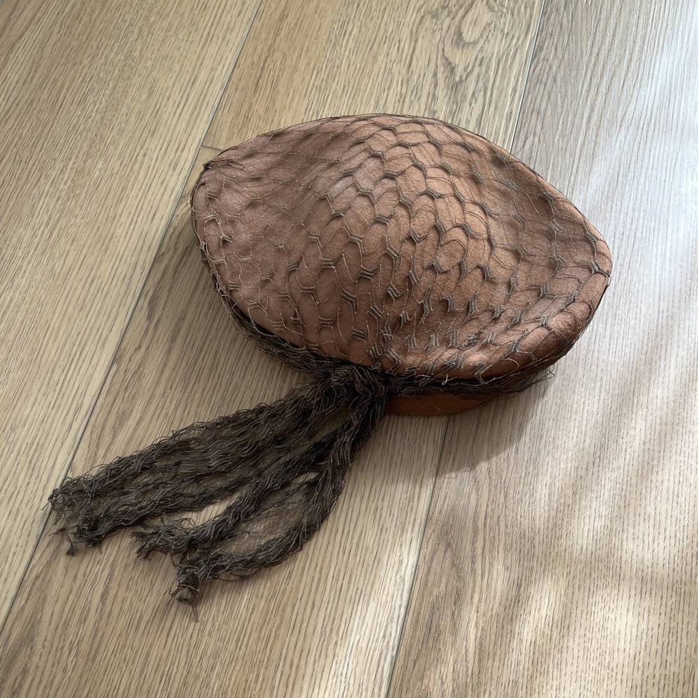 Vtg 1940s Belvedere Brown 100% Wool Felt Tilt Pillbox Hat With Netting Veil